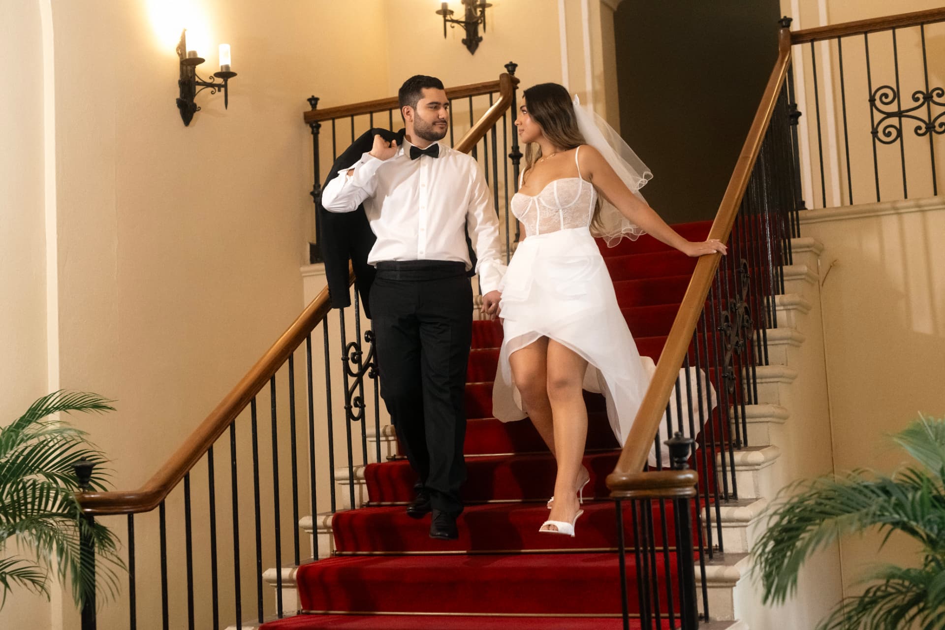 Angie Paulet y Juan Diego bajando las escaleras