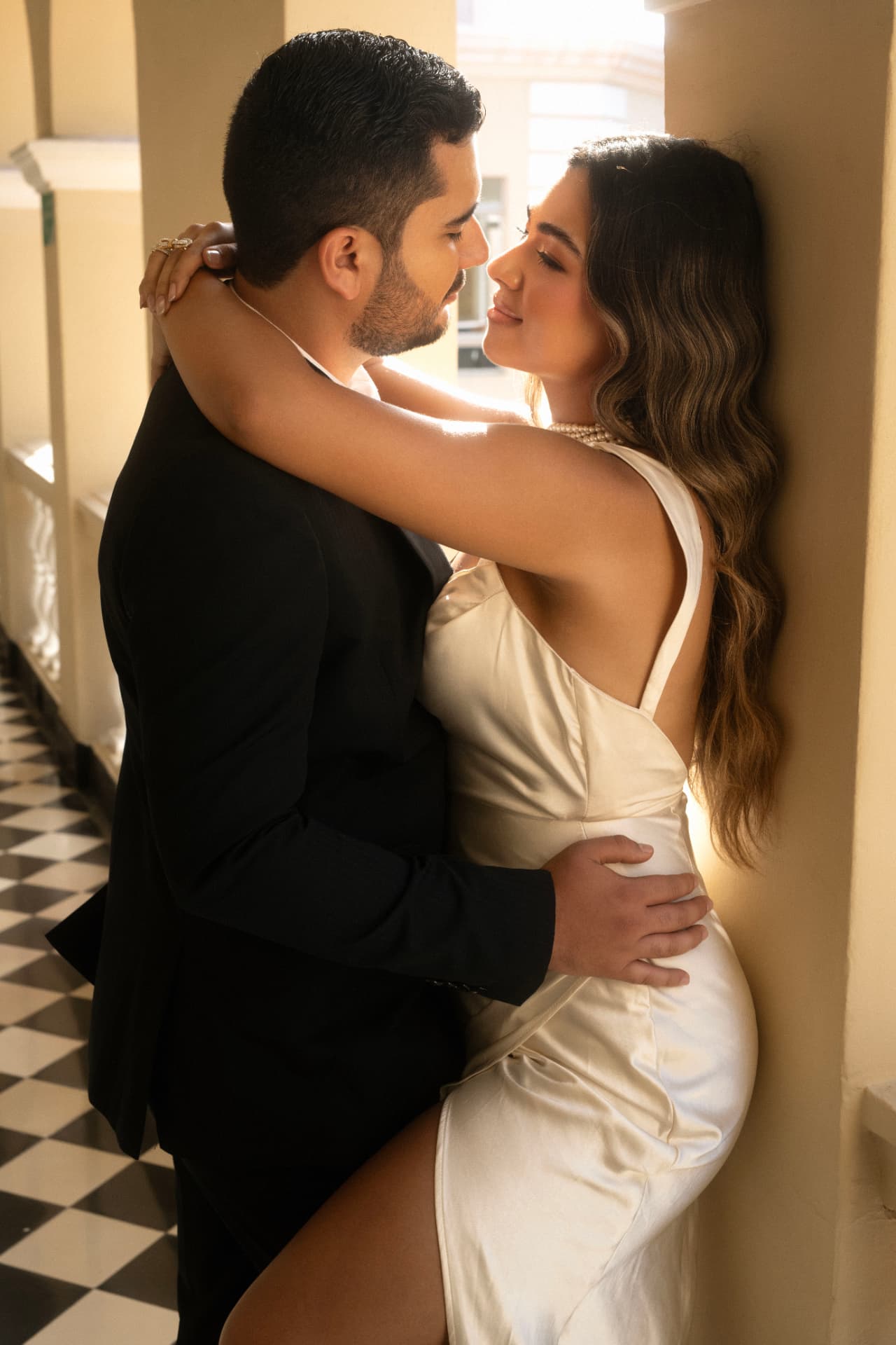 Angie Paulet y Juan Diego abrazados en un corredor iluminado