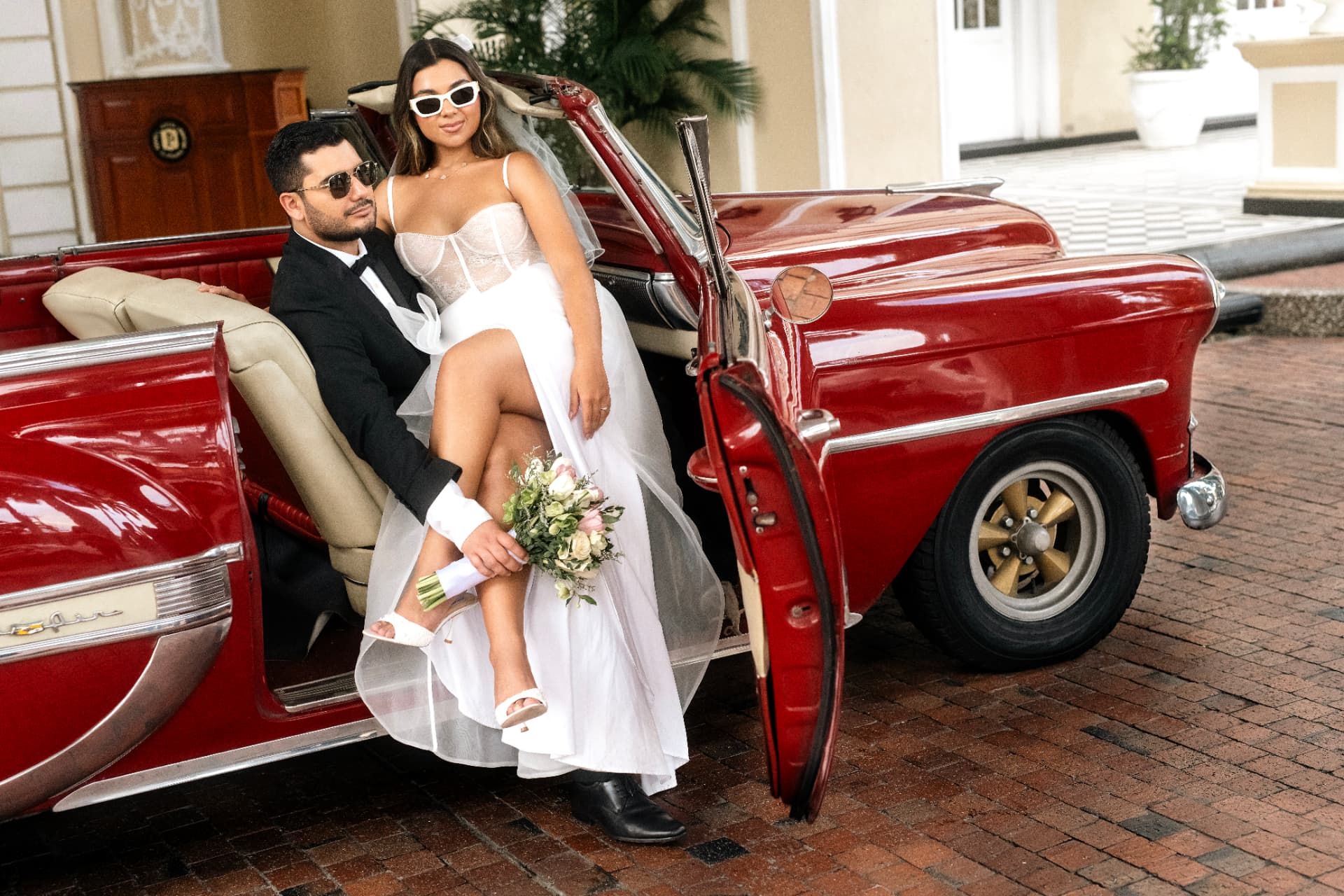 Angie Paulet y Juan Diego en el auto clásico rojo